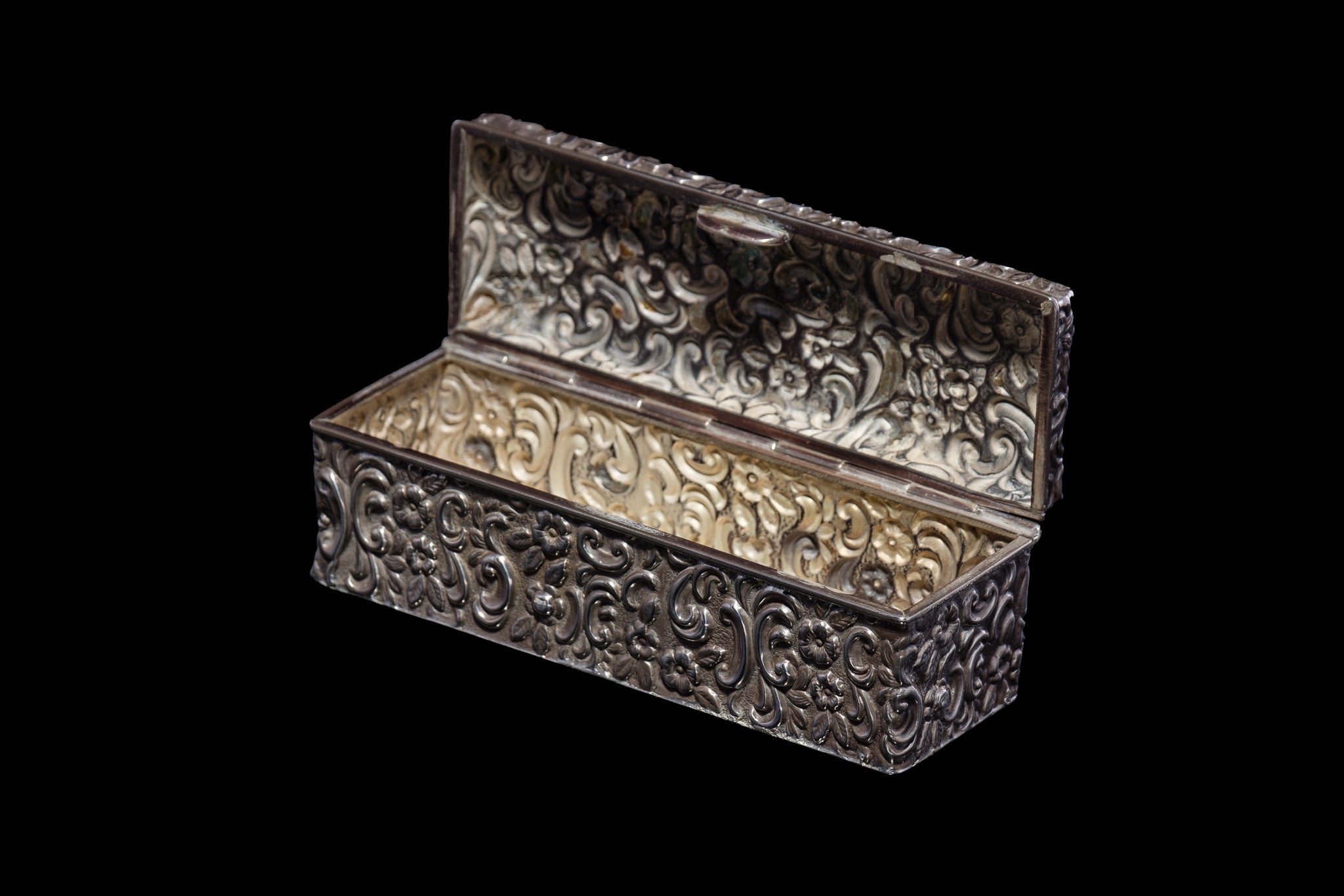 Victorian Sterling Silver Embossed Trinket Box