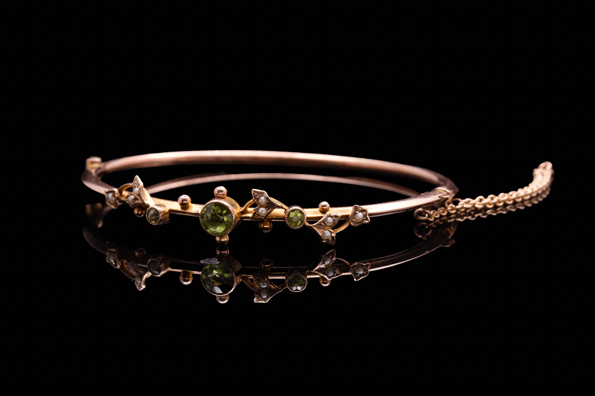 Edwardian Gold, Peridot and Seed Pearl Bracelet.