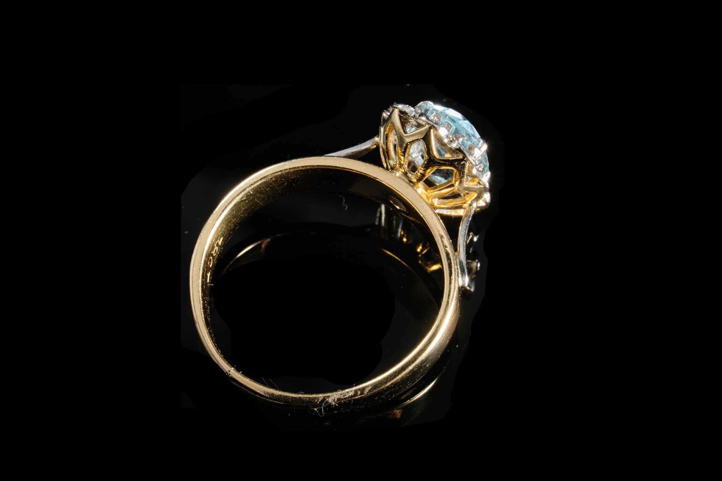 Vintage Aquamarine Ring set in 18ct Gold.