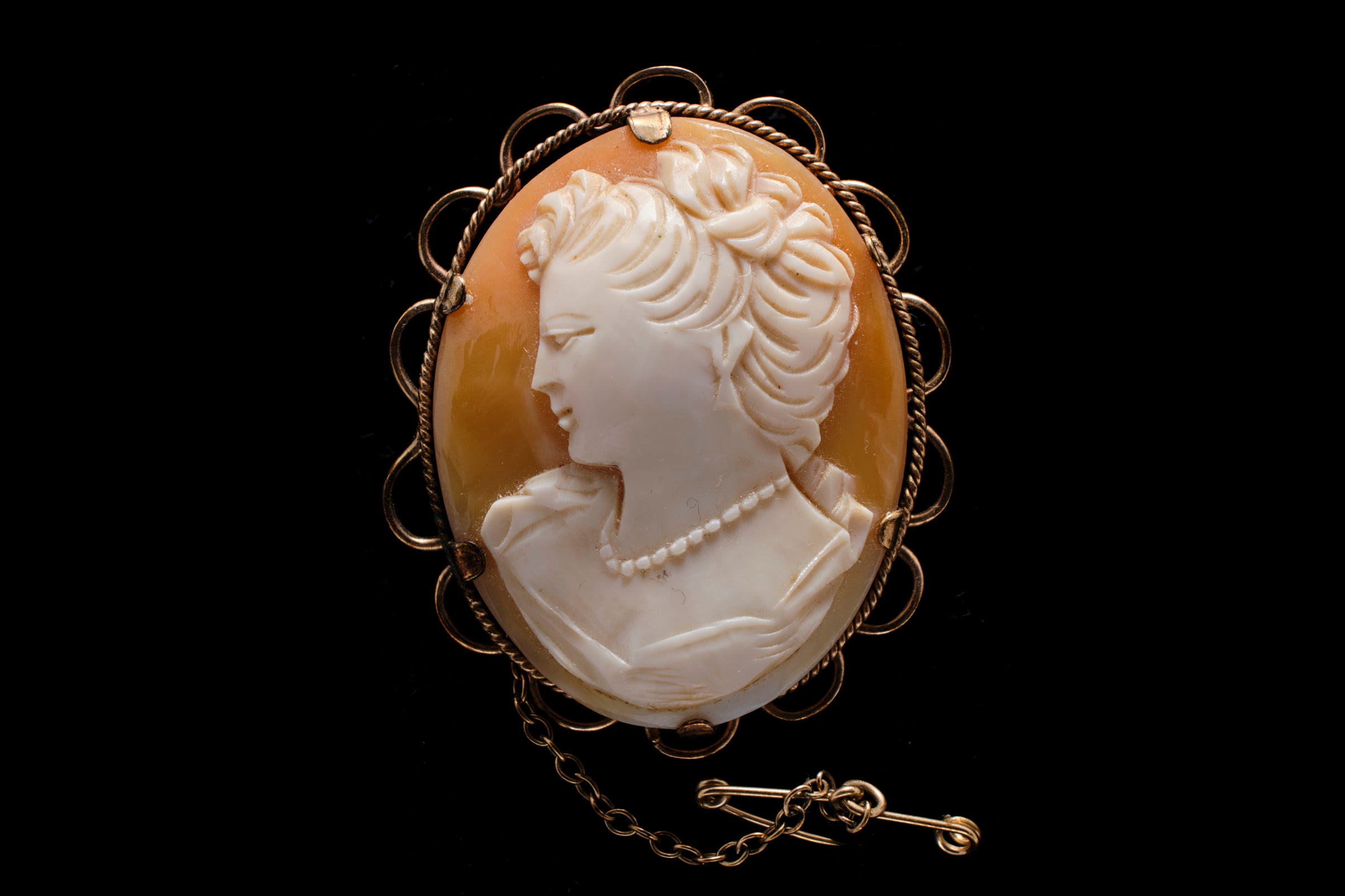 Edwardian Cameo Brooch in a 9ct Gold Cage.