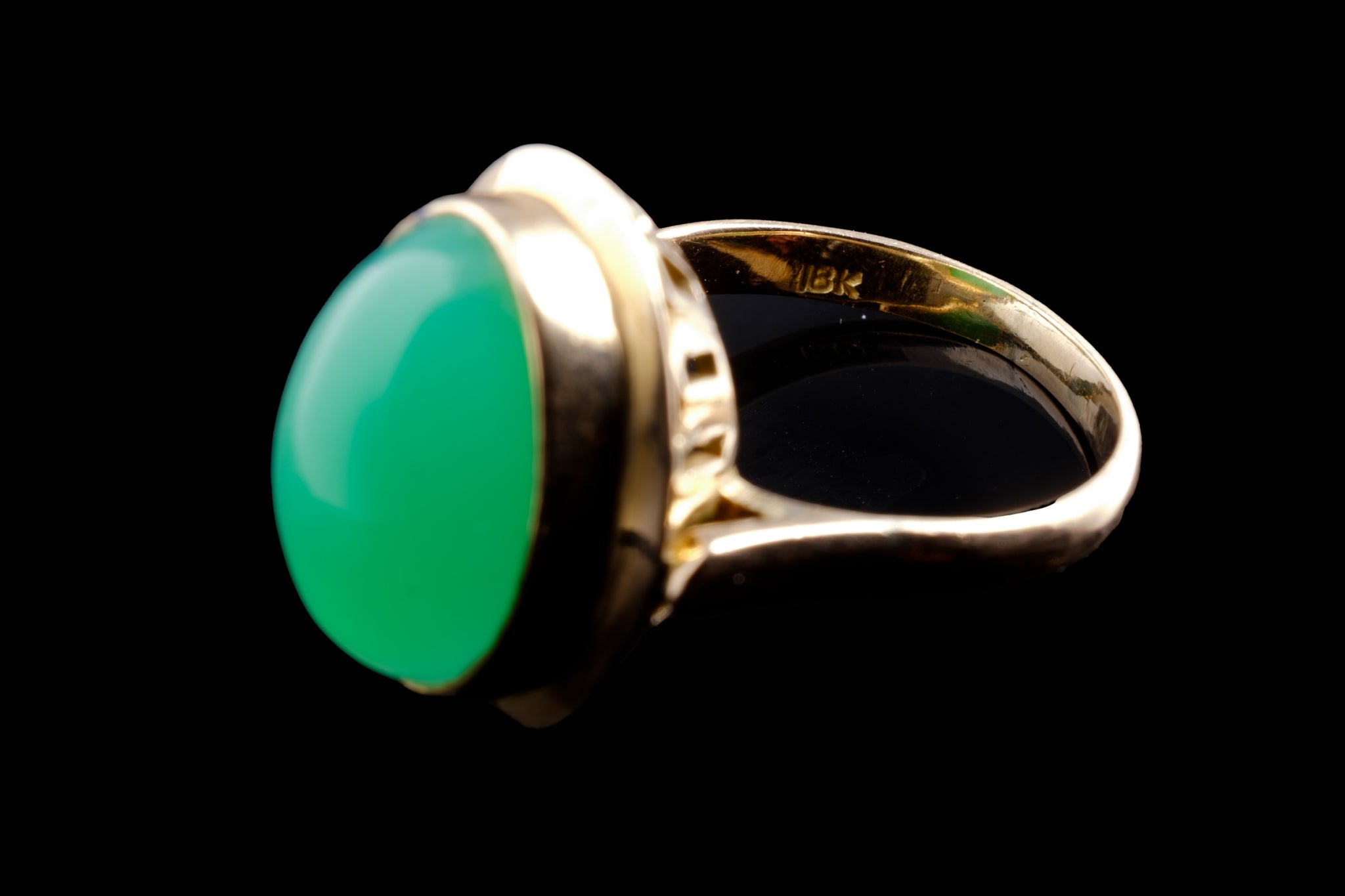 Vintage 18ct Gold and Chryrsophase Ring.