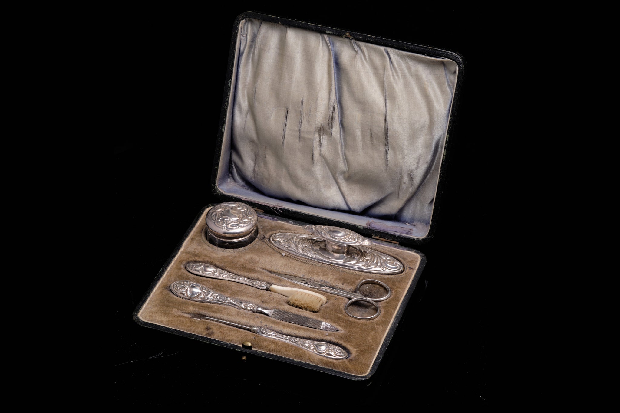 Edwardian Sterling Silver Ladies Manicure/Vanity Set.