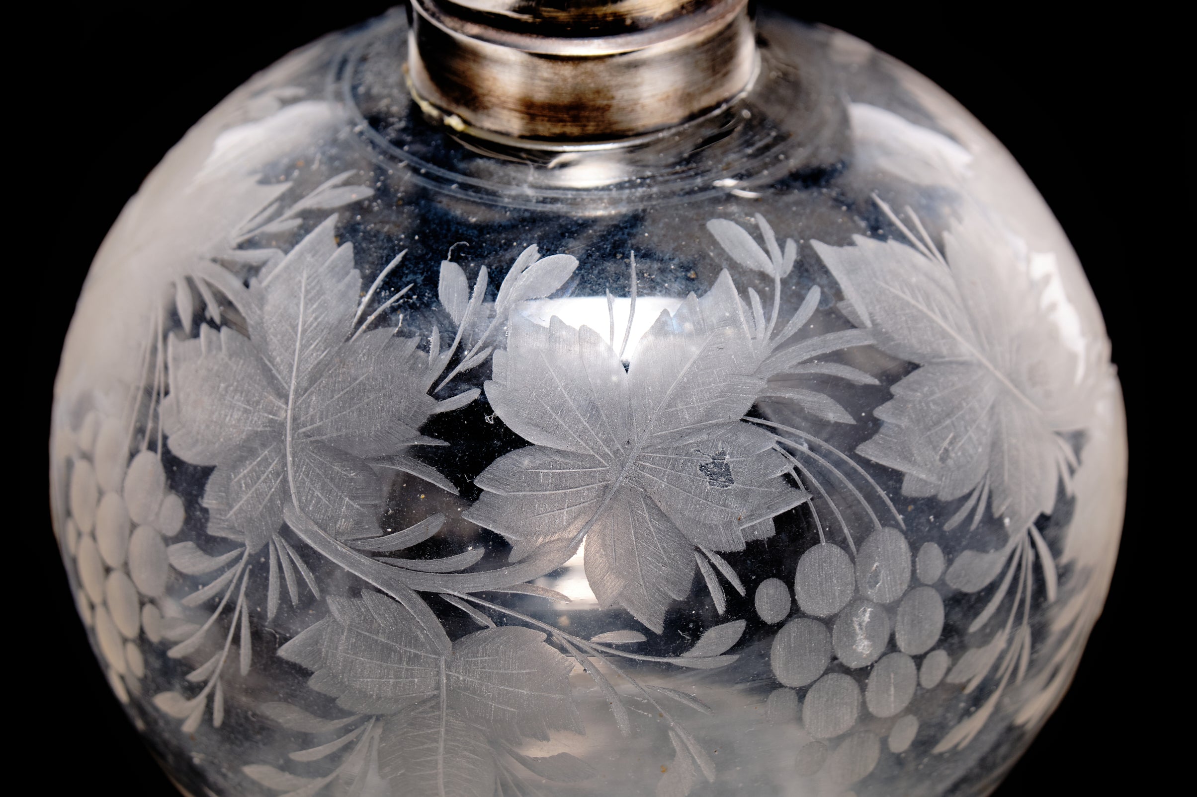 Edwardian Sterling Silver Topped, Etched Glass Perfume/Scent Bottle.