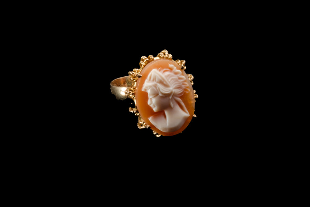 Vintage Cameo Ring in Gold Surround.