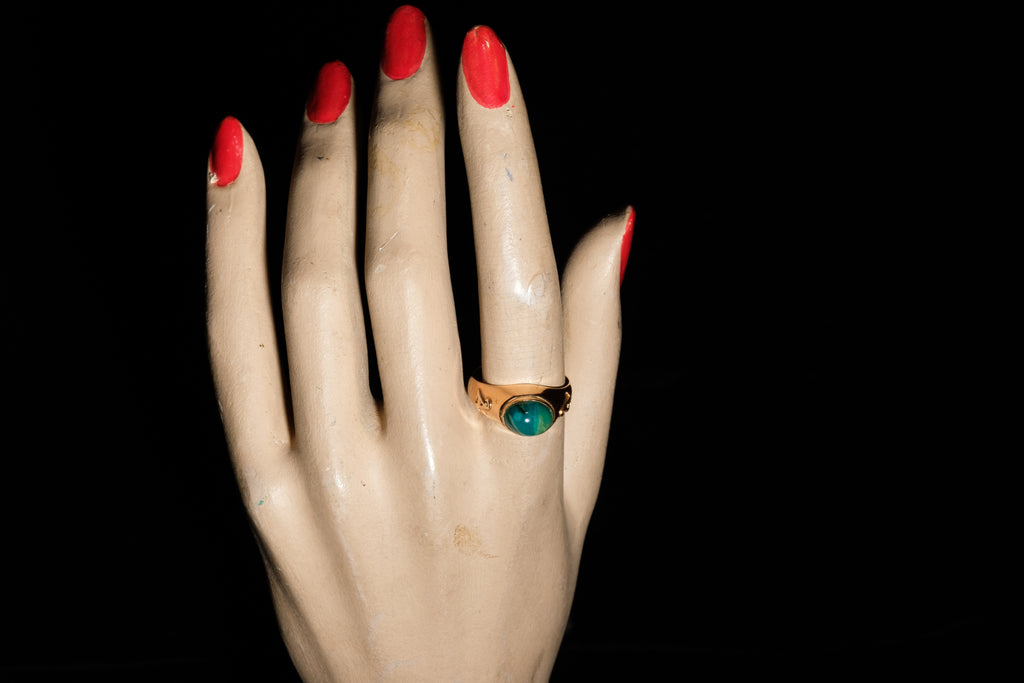 Vintage Chinese 18ct Gold and Agate Ring.