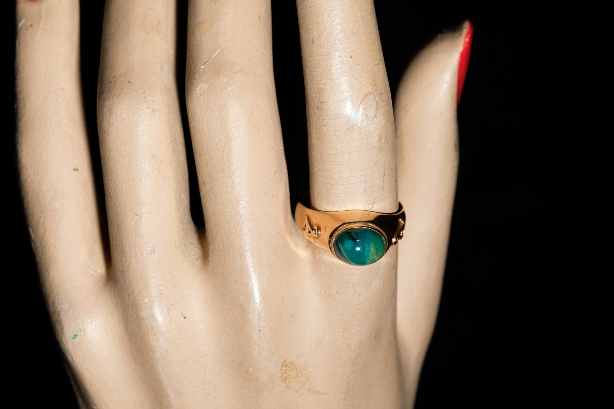 Vintage Chinese 18ct Gold and Agate Ring.