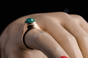Vintage Chinese 18ct Gold and Agate Ring.